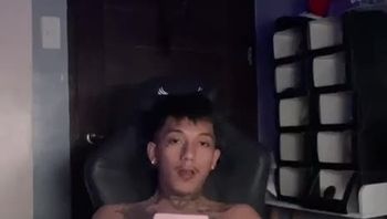 欧美纹身酷帅男gay在家中发骚用倒模撸屌打飞机骚气爆棚视频