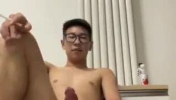 戴眼镜骚狗男同志边抽烟边骚浪自慰疯狂撸鸡巴贱态尽显男男视频