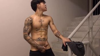 纹身骚狗男同志在居民楼楼道里疯狂打飞机骚气爆棚男男视频