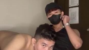 帅气小哥男同志疯狂舔舐基友的大肉棒口爆吞精骚气尽显男男视频