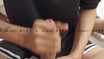 体育生大学生gay被同学疯狂撸大屌鸡鸡调教贱态毕露视频