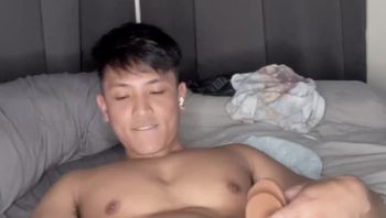 帅气体育生男gay出差假屌捅菊自慰打飞机撸射泄火GV视频