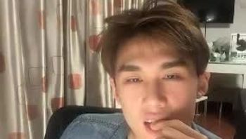 帅气大学生男同性恋居家自拍淫浪自慰疯狂撸大屌骚气尽显gv视频