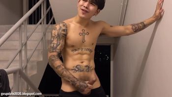 纹身肌肉骚狗男同志在居民楼楼道里淫荡自慰疯狂撸肉棒男男视频