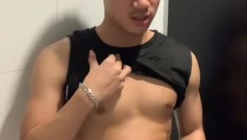 薄肌小哥男同志在健身房厕所里淫荡自慰疯狂打放假贱态毕露男男视频