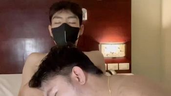 戴耳钉精神小伙gay与兄弟甜蜜性爱大肉棒疯狂操菊骚气尽显视频