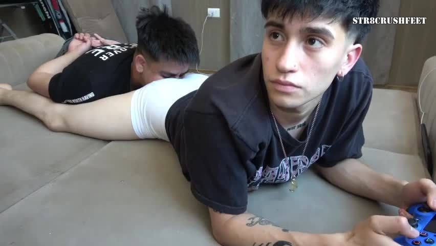 大学生男同性恋在家里玩游戏被亲弟弟疯狂舔舐屁眼骚气爆棚视频