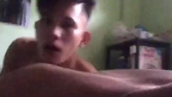 菲律宾精神小伙gay和兄弟在家里激情性爱差点被父母发现了视频