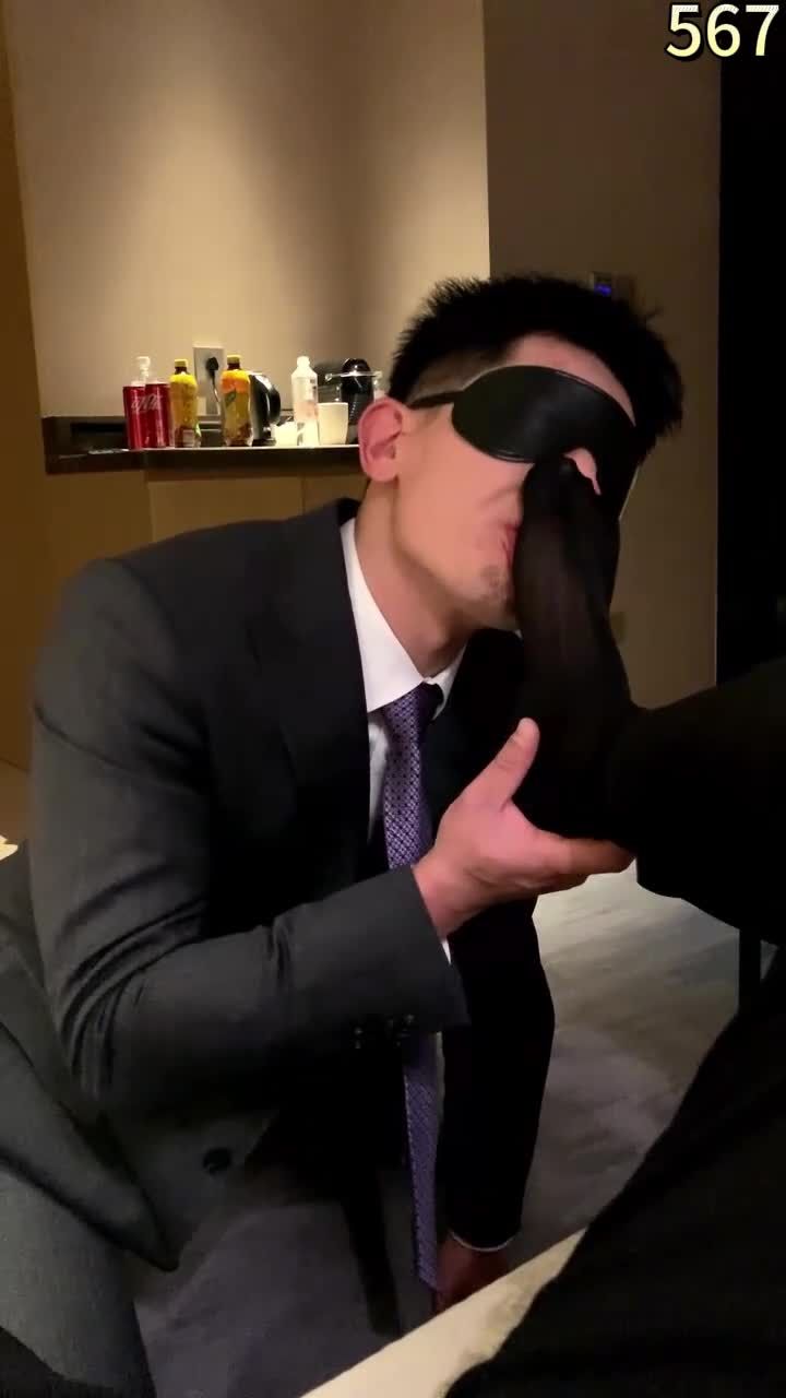 西装正装男同志被金主调教舔脚掐脖子大鸡巴疯狂爆菊骚气爆棚男男视频