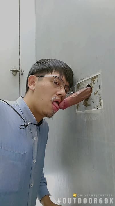 戴眼镜老师男同性恋狂舔鸟洞里的大肉棒深喉吃大屌口爆吞精视频