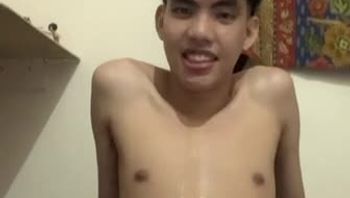 浓眉大眼小鲜肉男同志大半夜睡不着居家骚浪自慰疯狂打飞机视频