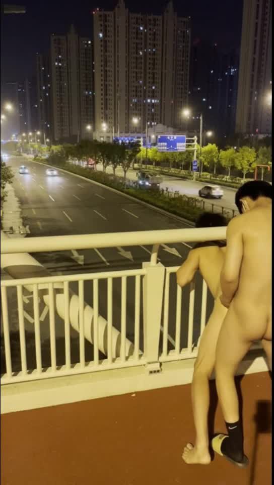 胆大包天！精神小伙男同志与基友在天桥上光明正大的操屁眼疯狂爆菊视频