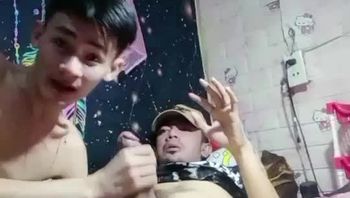 骚逼瘦猴儿子男同志被肉壮熊熟男大屌爸爸操的嗷嗷直叫骚气爆棚男男视频