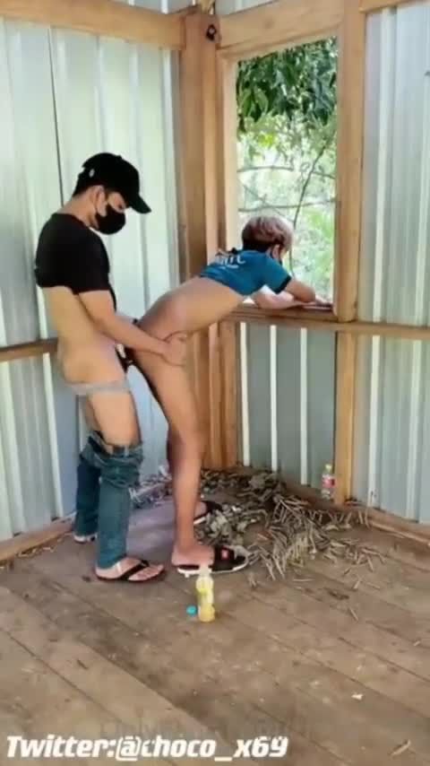 柬埔寨精神小伙男同志与基友野外小树林激情性爱打野战无套爆菊gv视频