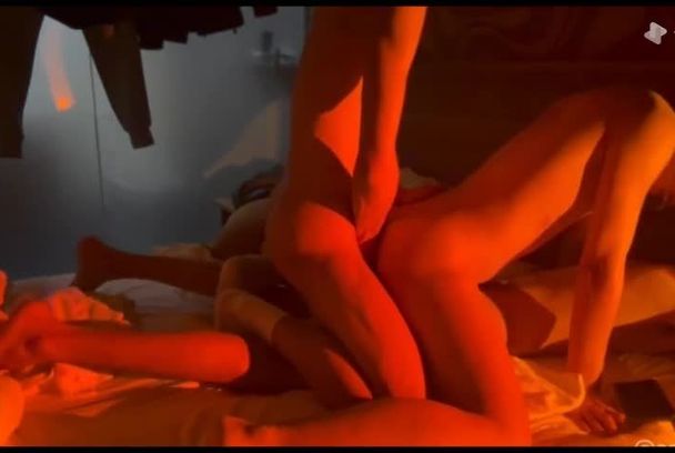 可攻可受的小狼狗一边操逼一边挨操花样百出的3P男男肛交视频