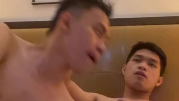 富二代帅哥男大体育生男同性恋酒店开房狠吃兄弟的大肉棒口爆吞精视频