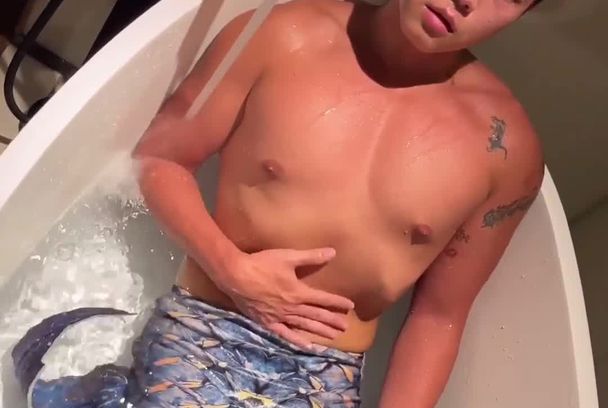 超帅男模Coser美人鱼被基友投喂大鸡巴口交吃屌男男视频