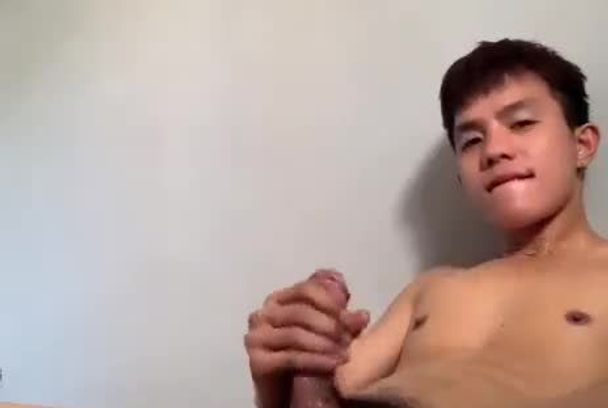 消瘦小狼狗抓着肥大骚屌疯狂打手枪喷射大量浓精GV视频