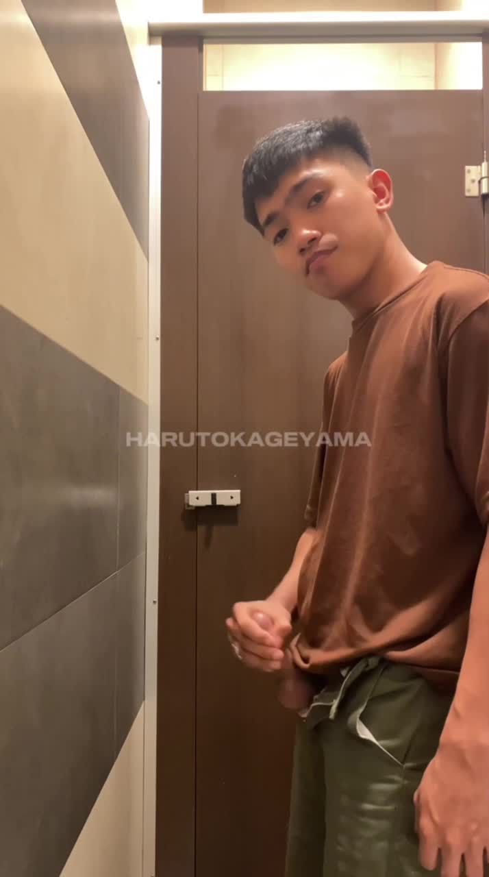 湖北精神小伙男同志公共厕所打开门骚浪自慰疯狂撸鸡巴骚态尽显视频