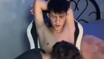 金丝眼镜卷毛精神小伙男同志被兄弟疯狂舔舐大肉棒淫荡深喉口爆吞精gv视频