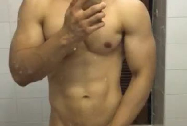 大块头肌肉青年骚Gay-厕所对着镜子看男同做爱视频-单手挥舞硬屌喷精泄欲