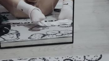 酷帅体育生潮男gay在家中发骚对着镜子手搓鸡巴撸屌榨精视频