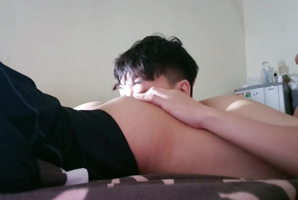 堕落男同志真实勾引体校鲜肉直男视频,趴在翘臀舔肛,骑乘坐奸啪啪爆菊