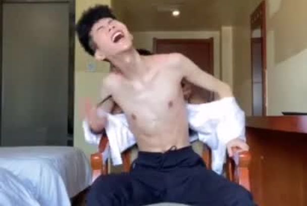 学生男Gay兄弟在维也纳酒店重口调教麻绳捆绑束缚视频虐玩到挣扎全身亢奋抽搐！