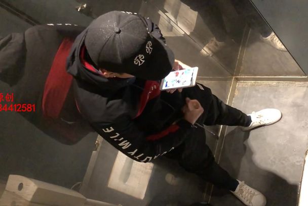 万达商场洗手间偷拍鸭舌帽男同志躲在厕所看片打手枪视频