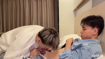 三名帅气嫩弟在酒店淫乱口交调情肛交的男同性恋视频