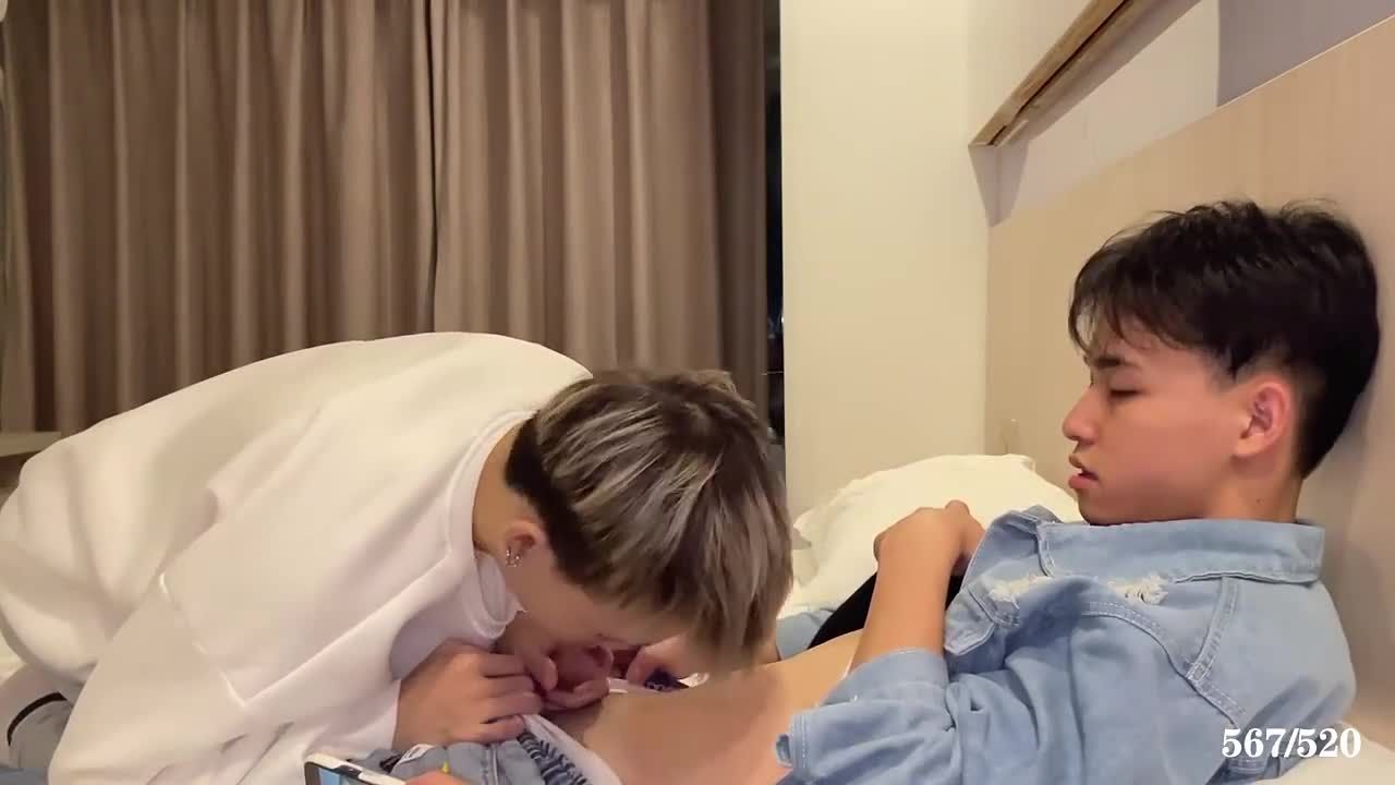 三名帅气嫩弟在酒店淫乱口交调情肛交的男同性恋视频