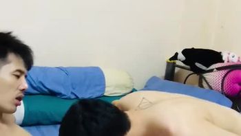 两名帅气少年男同性恋在家中直播激情无套爆菊视频