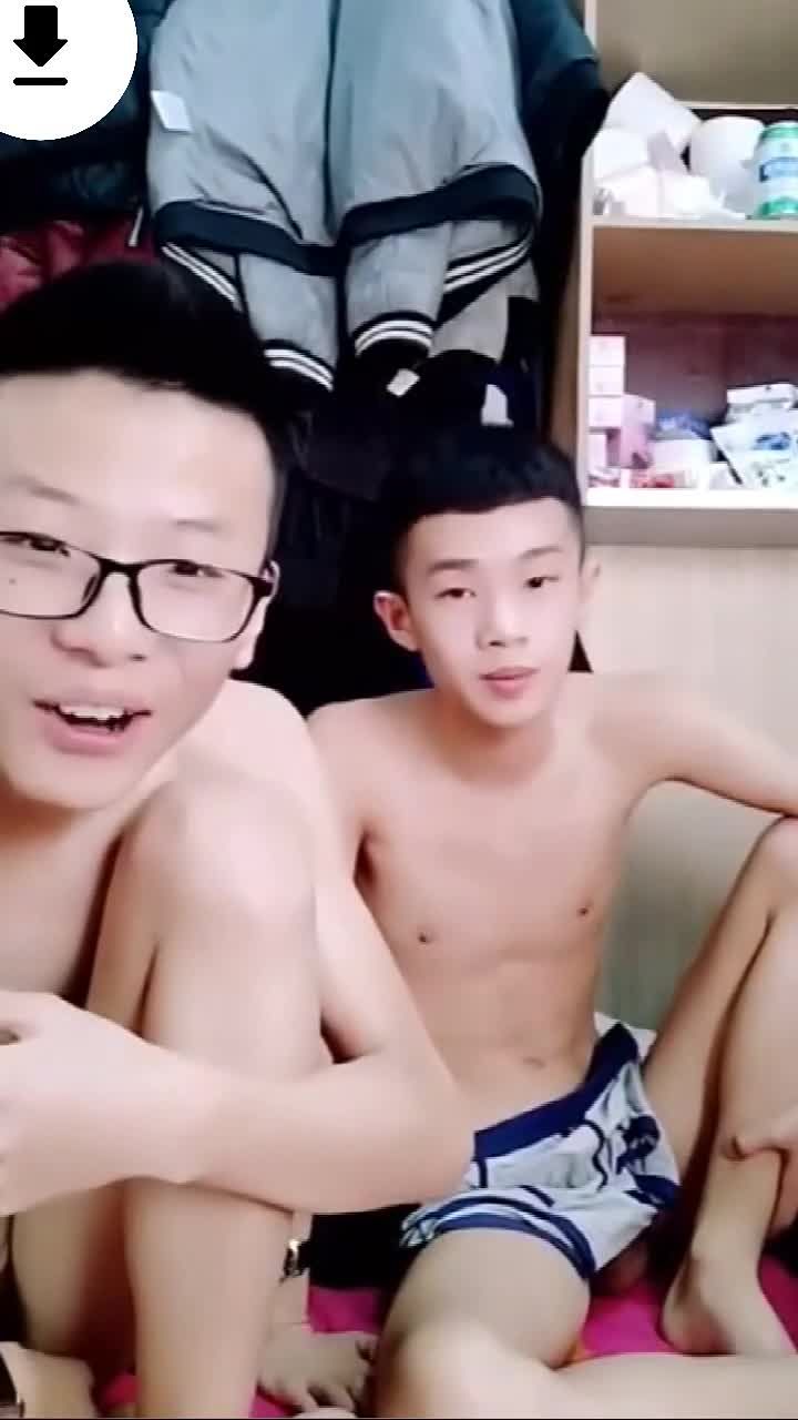 四眼小奶狗初中生男同志在家中开直播自慰打飞机榨精视频