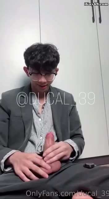 四眼书生气男gay发骚自慰情趣飞机杯撸管取精反差视频