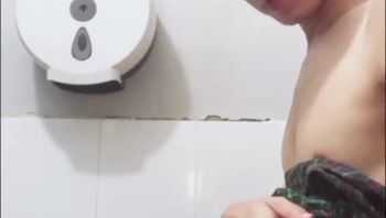 黄毛精神小伙gv在卫生间自慰撸管喷射墙上视频