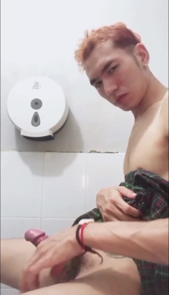 黄毛精神小伙gv在卫生间自慰撸管喷射墙上视频