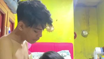 泰国小鲜肉小身板被白胖丰满少妇TS人妖上位坐奸视频