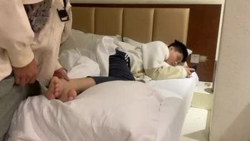 帅气大学生男gay和男同同学足交舔足视频