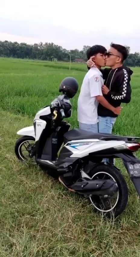 东南亚校园初中生男同志和直男基友打野战视频