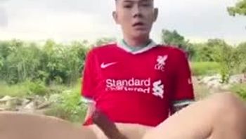 白袜红衣体育生男同志在野外放飞自我自慰撸管视频