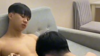 冬菇头小鲜肉初中生与同学男同志居家激情性爱大鸡巴疯狂爆菊视频