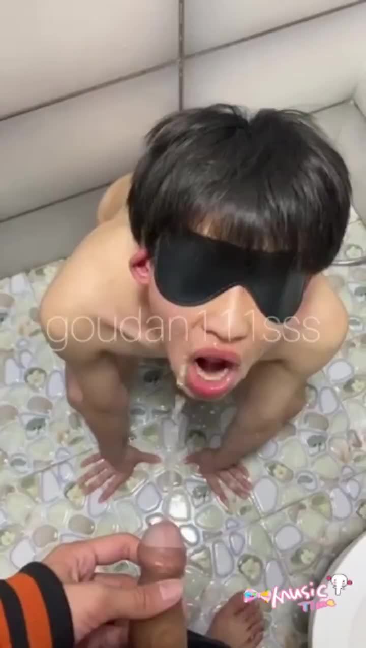 小鲜肉初中生被纹身金主男同志调教喝尿舔脚骚气爆棚视频