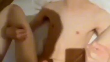 白袜鲜肉初中生被兵哥哥男同志大肉棒疯狂爆菊肛交高潮视频