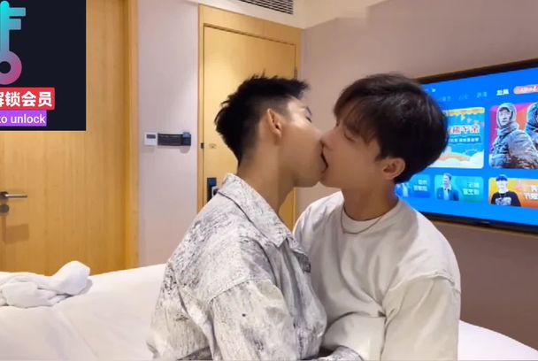 超帅初中男生人生第一次同性恋破处视频刚进酒店两人就抱在一起调情猛亲