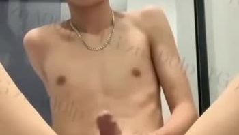 帅气卷毛初中生男同性恋居家自拍淫荡自慰疯狂撸大屌贱态毕露视频