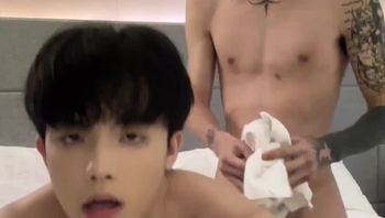 纹身痞子男同性恋与小鲜肉初中生激情性爱大肉棒疯狂爆菊视频