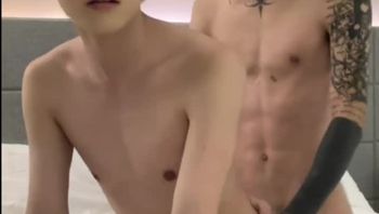 纹身男模男同性恋与自己的初中生亲弟弟甜蜜性爱疯狂爆菊视频