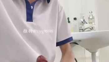 初中生男同性恋坐在厕所马桶上骚浪自慰疯狂撸鸡巴贱态尽显视频