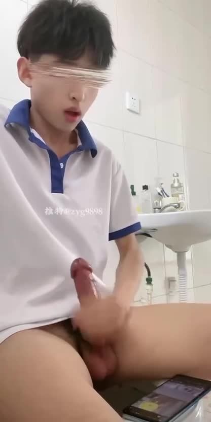初中生男同性恋坐在厕所马桶上骚浪自慰疯狂撸鸡巴贱态尽显视频