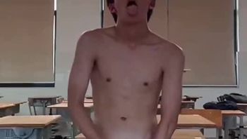 小白袜初中生男同志在学校教室里激情打飞机一脸的淫荡贱样骚气爆棚视频